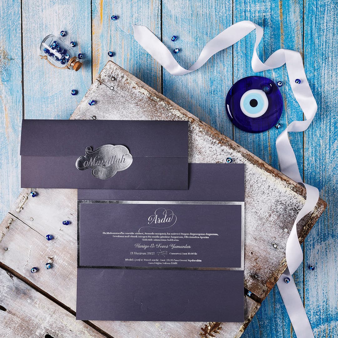 Gümüş varakli beyaz sünnet davetiyesi